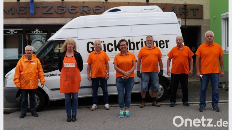 Tafel-Vorsitzender Friedrich Keller (links) ist stolz auf seine Crew ehrenamtlicher Fahrer und Beifahrer. Die Männer und Frauen sorgen mit vollem Einsatz dafür, dass die Ausgabestelle der Oberviechtacher Tafel jeden Donnerstag voll bestückt ist. Bild: weu