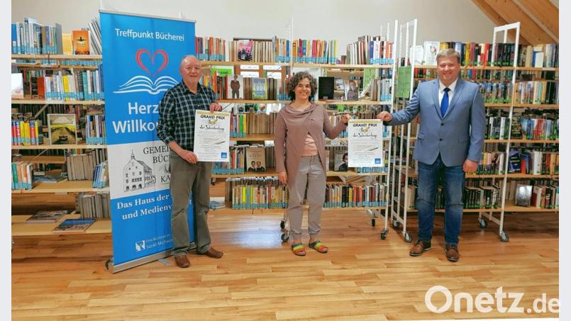 Beim Start des Schreibwettbewerbs (von rechts) stellvertretender Landrat Stefan Braun, stellvertretende Büchereileiterin Kathrin Fuchs und der Vorsitzende der Bücherei-Arbeitsgemeinschaft Georg Dürr. Bild: dü