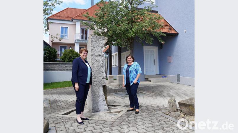 Bürgermeisterin Anita Forster (links) empfing MdB Marianne Schieder vor dem Gemeindezentrum, das erst jüngst energetisch saniert worden war. Bild: weu