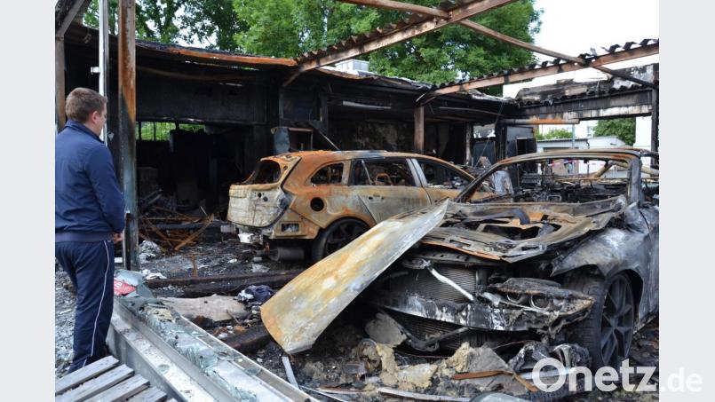Ivan Enns vor den Resten seiner Firma: Sein Betrieb ging in der Nacht zum 1. April nach einer Brandstiftung in Flammen auf. Bild: Thomas Kosarew