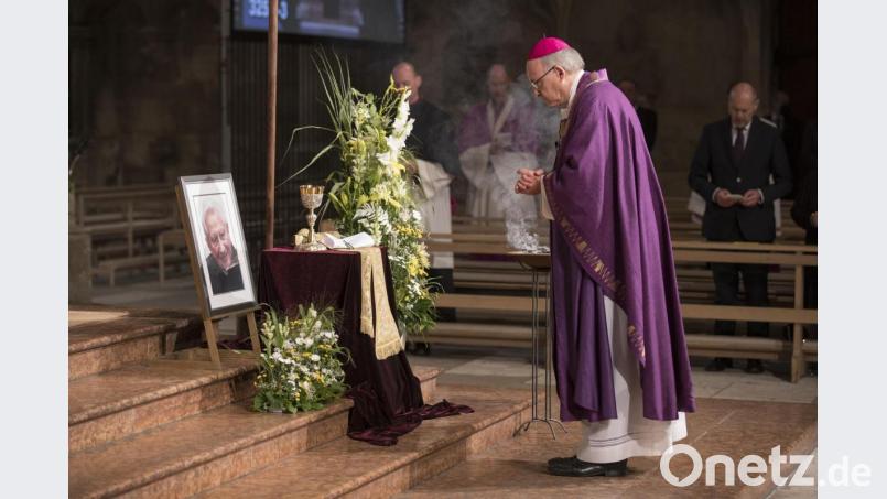 Bischof Rudolf Voderholzer steht vor einem Foto des verstorbenen Domkapellmeisters Georg Ratzinger beim Pontifikalrequiem im Dom St. Peter. Der ältere Bruder des emeritierten Papstes Benedikt XVI. war am vergangenen Mittwoch im Alter von 96 Jahren gestorben. Bild: Uwe Moosburger/Bistum Regensburg