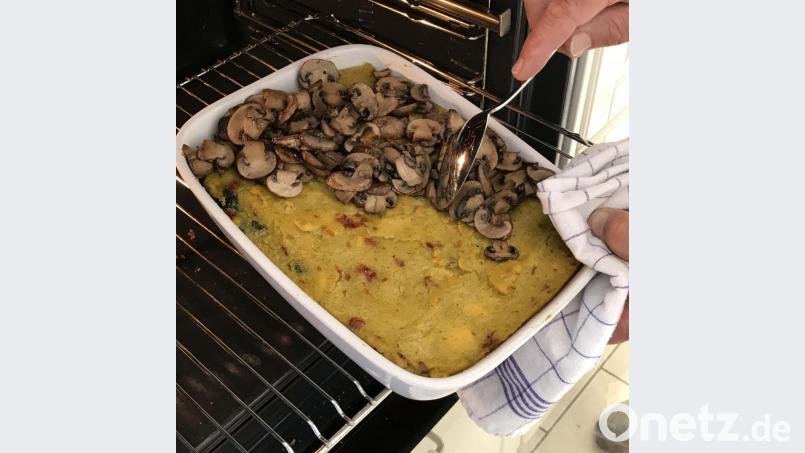Zwischen zwei Schichten Polenta kommt Spinat. Serviert wird das Gericht mit gebratenen Champignons. 	Bild: Michael Schiffer Bild: Michael Schiffer