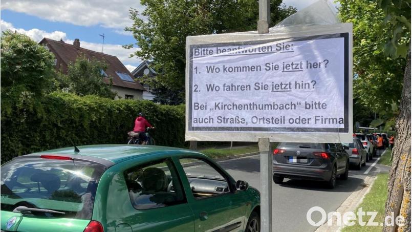 Um die Verkehrsströme und -dichte in Kirchenthumbach auswerten zu können, befragen Mitarbeiter des staatlichen Bauamts und der Polizei am Ortseingang und -ausgang die Autofahrer. Bild: ü