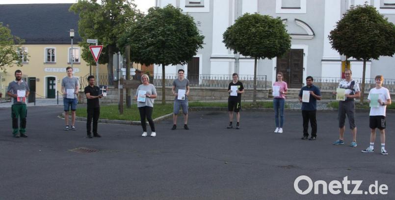 Das handgeschriebene Evangeliar übergaben die Ministranten-Gruppenleiter Markus Konz (links), Silke Bächer (Vierte von links) und Siegfried Trießl (Zweiter von rechts) an Pfarrer Joseph (Dritter von links) und Kaplan Pater Martin (Dritter von rechts). Bild: wro