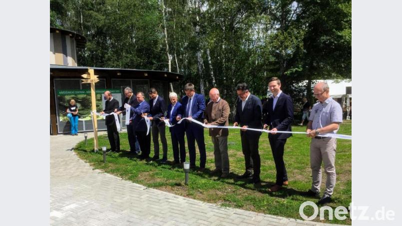 Landrat Florian Wiedemann freut sich zusammen mit dem Bauherren, Fanzensbads Bürgermeister Jan Kuchař, und dem Vertreter der Fichtelberger Bergwerksstiftung, José-Richardo Castro-Riemenschneider, sowie vielen ranghohen Vertretern aus der Tschechischen Verwaltung über die Einweihung des neuen Infozentrums in Soos. Damit sind Franzensbad und Fichtelberg miteinander verbunden und der Landkreis Bayreuth näher an den Tschechischen Touristen-Hotspot Franzensbad gerückt. Bild: exb/Landratsamt Bayreuth