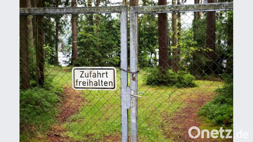 Die Rettungsdienst-Zufahrten wurden zusätzlich mit Ketten und Schlössern versperrt, um den Zutritt zum Badeweiher nicht zu ermöglichen. Bild: flt
