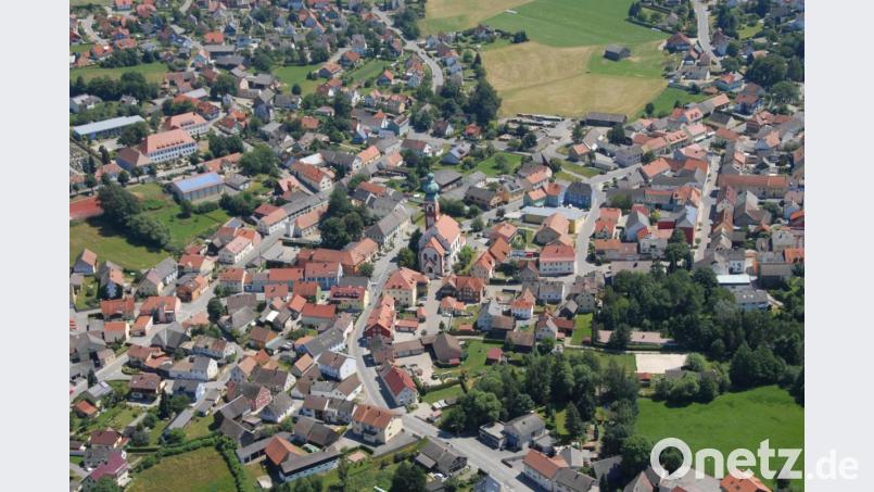 Der Markt Eslarn darf sich über Geld aus dem Bayerischen Städtebauförderprogramm freuen. Luftbild: am