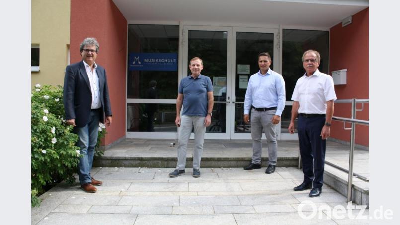 Werner Walberer (rechts) gibt auch sein Amt als Musikschulvereinsvorsitzender an seinen Nachfolger im Pressather Bürgermeisteramt Bernhard Stangl (links) ab. Stellvertreter ist der Eschenbacher Stadtchef Marcus Gradl (Zweiter von rechts). Zweiter von links: Musikschulleiter Joachim Steppert. Bild: bjp
