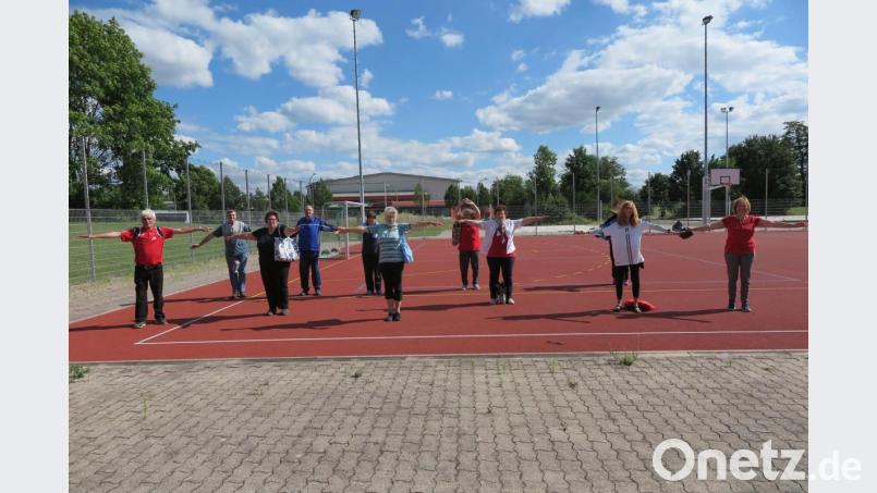 Übungsleiter Alfons Foitzik (links) machte beim Rehasport auf dem Schulsportgelände alle Übungen selber vor. Bild: jzk