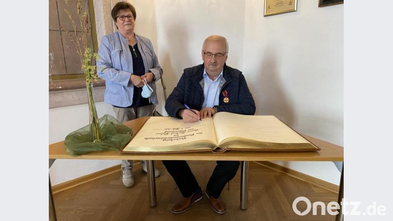 Eintrag ins Goldene Buch im Beisein von Ehefrau Barbara: Herbert Putzer ist der jüngste Träger der Verdienstmedaille des Verdienstordens der Bundesrepublik im Landkreis. Bild: Eichl