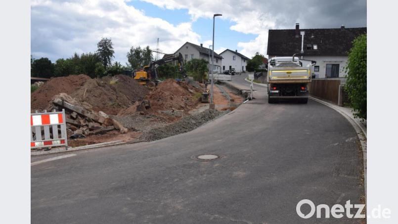 Auf der linken Seite der Pirker Straße wird ein neuer Gehweg angelegt. Bild: fz