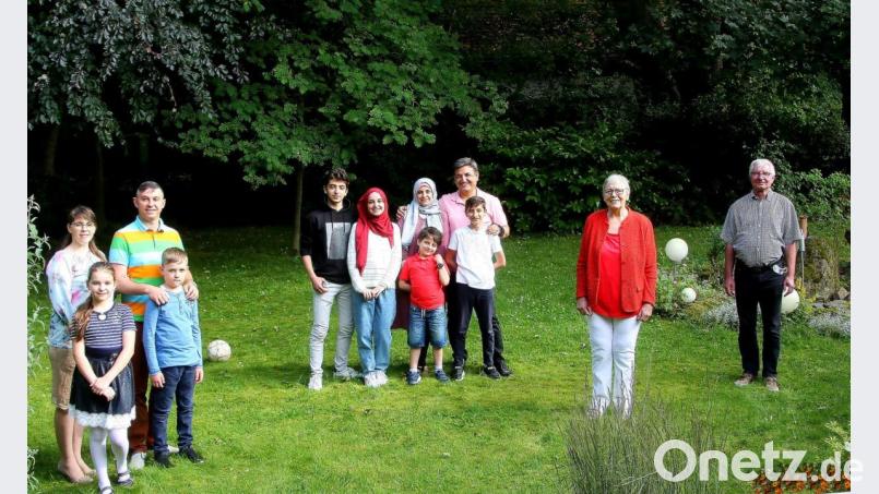 Das Wiedersehen mit den Familien Stengauar und Jawish (von links) wurde schon vor Monaten geplant. Wegen der Corona-Pandemie jedoch wurde es immer wieder hinausgeschoben. Darüber, dass die kleine Familienfeier jetzt möglich wurde, freuten sich Gerhard Geiger und Hannelore Bienlein-Holl (von rechts). Bild: wro