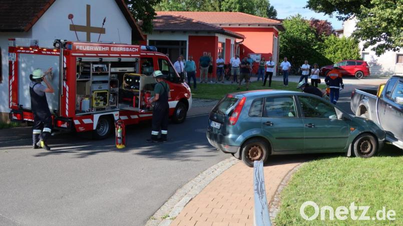 Der Vilsecker Stadtrat verfolgt aufmerksam den Ablauf der verschiedenen Übungsszenarien, während Kommandant Wolfgang Rösch fachkundig die Vorgehensweise erörtert. Bild: rab