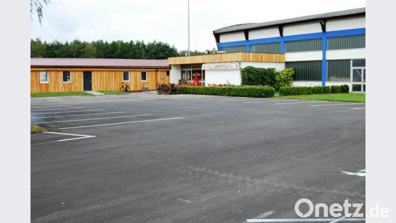 Der Parkplatz des Sportvereins vor der Sportgaststätte „dWirtschaft“ musste dringend saniert werden. Für die Kosten übernimmt die Kommune eine „kommunale Bürgschaft“ Bild: sm