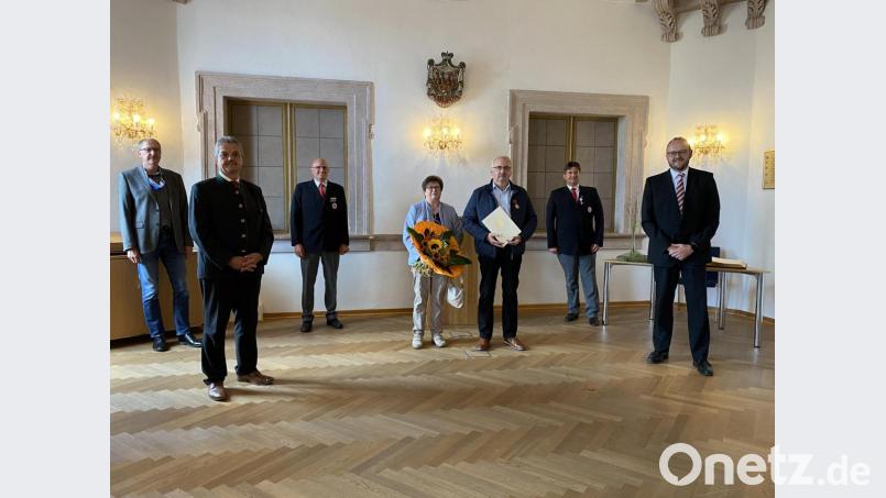 Herbert Putzer und seine Frau Barbara (Mitte) mit den Festrednern der Ordensverleihung: Landrat Andreas Meier (von rechts), BRK-Kreisgeschäftsführer Sandro Galitzdörfer, BRK-Bereitschaftsleiter Sebastian Windschügl, Bürgermeister Andreas Wutzlhofer und Alfred Rast, Geschäftsleiter des Zweckverbands Rettungsdienst- und Feuerwehralarmierung. Bild: Eichl