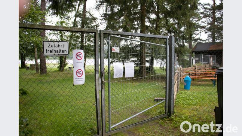Hinweis-Schilder weisen zusätzlich auf das Badeverbot hin. Bild: flt