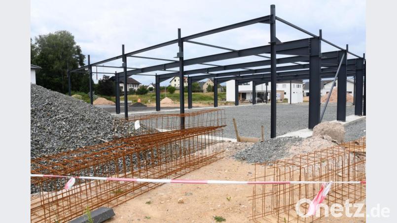 Der Rohbau der Fensterbaufirma Walter wächst zurzeit direkt hinter dem Edeka-Markt in Etzenricht in die Höhe. Bild: Gabi Schönberger