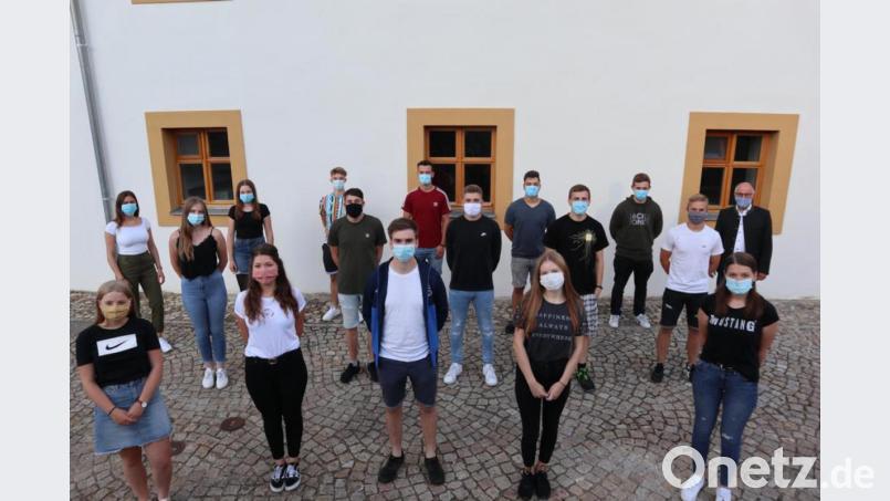 Bei den Neuwahlen der Katholischen Landjugend Speinshart gibt es zahlreiche personelle Veränderungen. Unser Bild zeigt das neue Führungsteam mit Vorsitzender Jasmin Kroher und Vorsitzenden Jonas Rupprecht (vordere Reihe 2. und 3. von links). Es gratulierte Bürgermeister Albert Nickl (rechts hinten) Bild: do