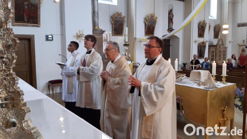 Bild 022 zeigt links am Altar Pfarrer Alois Albersdörfer und rechts am Ambo Pfarrer Markus Bruckner bei seiner Dankesrede Bild: Albert Sollfrank/exb