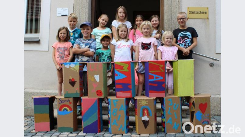 Heuer gibt es ein abgespecktes Ferienprogramm. Im Vorjahr bastelten die Kinder einen Lesehocker in der Bücherei. Bild: tr