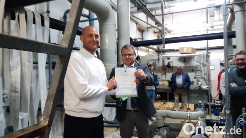 Bürgermeister Karlheinz Budnik (rechts) und Bademeister Horst Lindner freuen sich über das Zertifikat der Nationalen Klimaschutzinitiative des Bundes. Durch den Austausch der Beckenwasserpumpen werden im Freibad Windischeschenbach 327 Tonnen CO2 eingespart. Bild: Lowak
