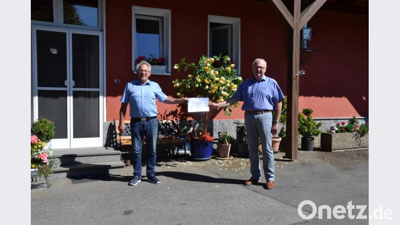 Bäckermeister Alois Meier (links) feiert seinen 70. Geburtstag. Statt einer Geburtstagsfeier spendet er 2000 Euro für die Kinderkrebshilfe. Den Betrag überreicht er an den Vorsitzenden der Kinderkrebshilfe in der Region Oberpfalz Nord, Herbert Putzer (rechts). Bild: gi