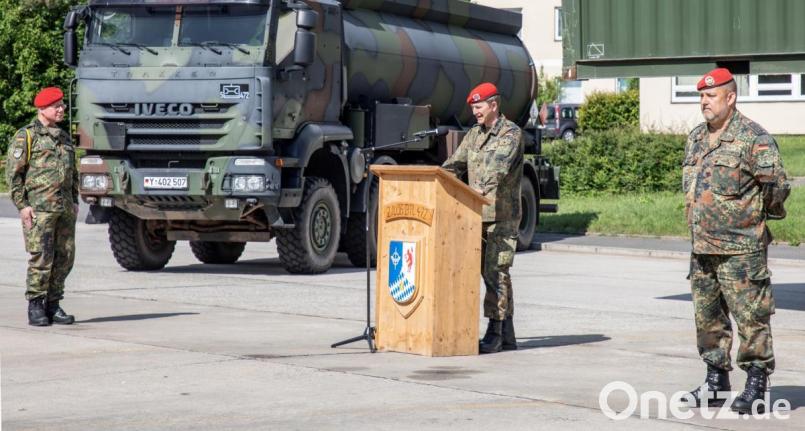 Ansprache: Vor der angetretenen Kompanie und zahlreichen Gästen verabschiedete der Kommandeur des LogBtl 472, Oberstleutnant Sebastian Erbe (Bildmitte) den Kompaniefeldwebel der 2. Kompanie, Oberstabsfeldwebel Hans-Peter Wolff (links) und übertrug die Amtsgeschäfte auf Stabsfeldwebel Matthias Landstörfer (rechts). Bild: hbe