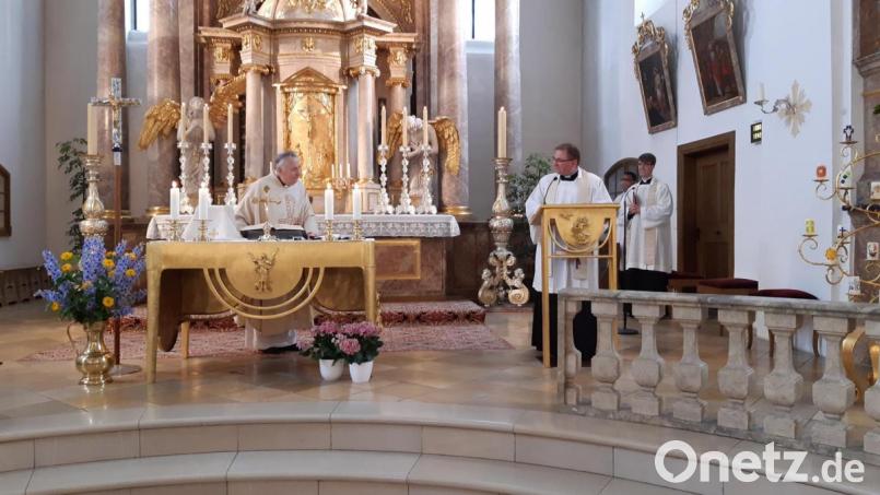 Pfarrer Alois Albersdörfer (links am Altar) verfolgte die Dankesrede von Pfarrer Markus Bruckner (rechts). Bild: Albert Sollfrank/exb