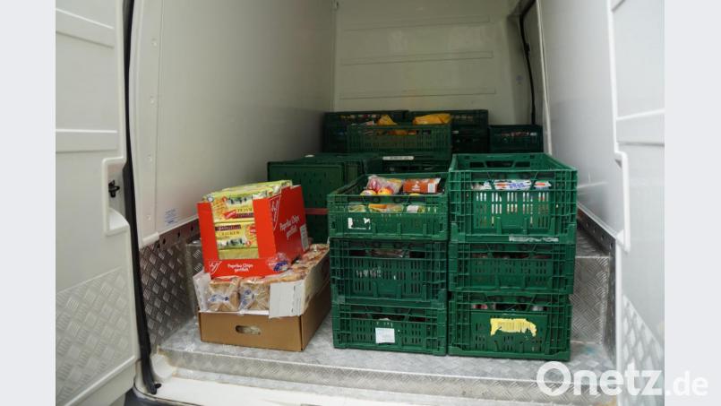 Blick in den Laderaum des &quot;Glücksbringer&quot;. Der Kühlwagen der Tafel, von den Rotariern und dem Lionsclub großzügig gesponsert, ist nach jeder Tour immer gut gefüllt. Bild: weu