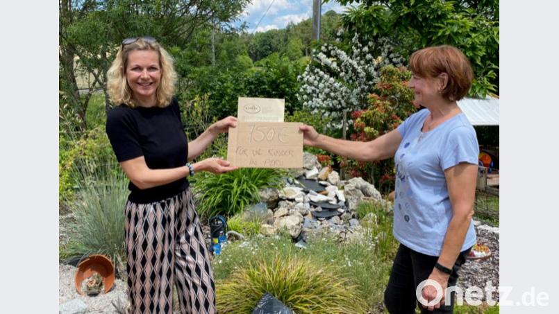 Ein Ausgleich für das entgangene Altstadtfest: Gerda Krusche (links) überreicht 750 Euro an Elfriede Kopp, die damit Kinder in Peru unterstützt. Bild: exb