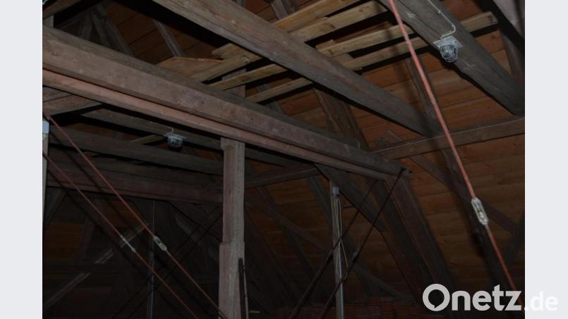 Derzeit sind Mitarbeiter der Firma Kreuzer aus Lanz bei Störnstein dabei, die Schäden an der Kalvarienbergkirche abzuarbeiten. Bild: dob