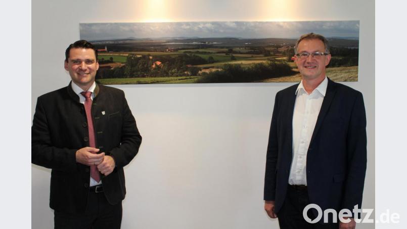 Bürgermeister Franz Grabinger (rechts) stattete Landrat Thomas Ebeling seinen Antrittsbesuch ab. Bild: Hans Prechtl/exb