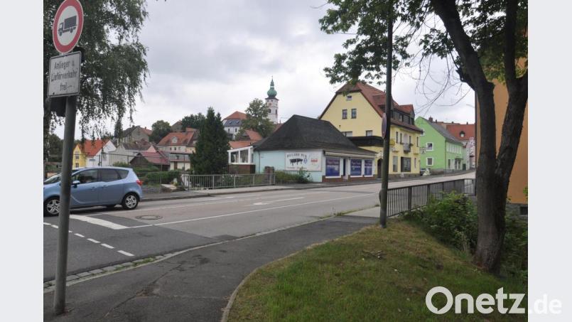 Viel Verkehr rollt auf der Bahnhofstraße durch den Ort. Im nächsten Frühjahr wird das für mindestens vier Monate etwas schwieriger. Dann soll die Brücke über den Mühlbach saniert. Während der Bauzeit soll aber eine Fahrspur offen bleiben. Bild: ws