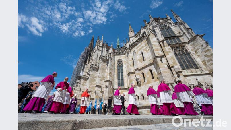 Geistliche gehen nach Trauerfeier für Georg Ratzinger vor dem Dom St. Peter. Der ältere Bruder des emeritierten Papstes Benedikt XVI. war am vergangenen Mittwoch im Alter von 96 Jahren gestorben. Bild: Armin Weigel/dpa