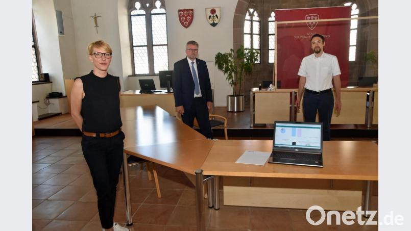 Andrea Mischke (links) von der Anstalt für kommunale Datenverarbeitung in Bayern mit Bürgermeister Michael Göth (Mitte) und Martin Renner von der Finanzverwaltung bei der Vorstellung der Anmeldeplattform. Bild: Andreas Royer