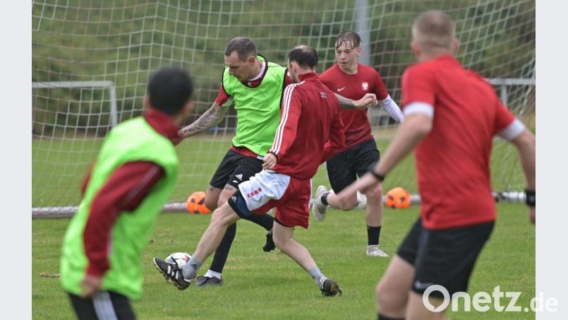Grüne Leibchen drüber - und schon nutzten die Spieler des SV Inter Bergsteig Amberg die Lockerungen gleich am Mittwochabend zu einem ersten Trainingsspielchen ohne Abstandsbeschränkungen. Bild: ref
