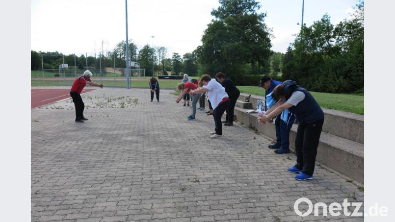 Übungsleiter Alfons Foitzik machte beim Rehasport auf dem Schulsportgelände alle Übungen selber vor. Bild: jzk