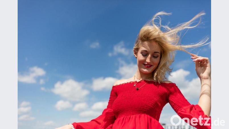 Rot erregt nicht nur Aufmerksamkeit, sondern lässt ihre Träger außerdem attraktiv, selbstbewusst und durchsetzungsstark wirken. Bild: Christian Schwier – stock.adobe.com