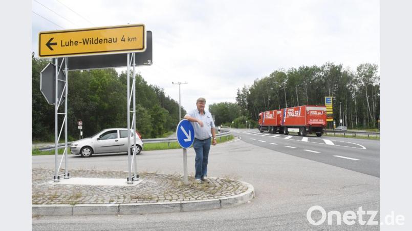 Bürgermeister Martin Schregelmann gibt die Richtung vor. Dort, wo links hinter ihm noch Bäume stehen, soll ein neues Gewebegebiet entstehen. Unter anderem soll dort eine Tankstelle eröffnen. Bild: Gabi Schönberger