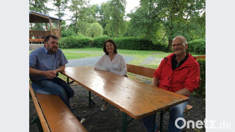 Am Biertisch auf Abstand, aber nach außen hin Schulter an Schulter. So wollen sich (von links) Sandro Schäffler, Simone Orlowski und Oliver Völkl als neues CSU-Führungstrio präsentieren. Bild: phs