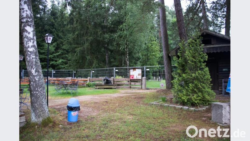 Ein Bauzaun versperrt inzwischen an allen Stellen den Zugang zum &quot;Großen Weiher&quot;. Bis zur Umsetzung des erarbeiteten Hygiene-Konzepts wird das auch so bleiben. Bild: flt