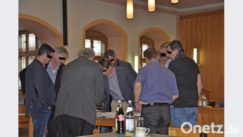 Das Interesse an Information kann schon mal die Distanz schwinden lassen. Aber keine Sorge, laut Franz Stahl sind die „alle g’sund“. Bild: ws