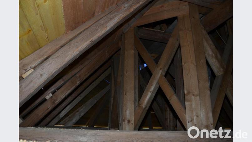 An den Dachbalken über der Apsis wurde eine neue Schalung aufgebracht. Bild: dob