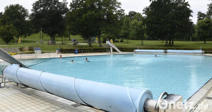 Das Nichtschwimmerareal soll in zwei Becken getrennt werden: Ein Aquafit- und ein Lehrschwimmbecken. So können zwei Gruppen gleichzeitig die Becken nutzen. Links im Hintergrund soll künftig ein Rutschenhügel mit einer Turbo-Slide-, einer Röhren- und einer Breitwellenrutsche stehen. Dies soll das Bad besonders für die Jugend noch attraktiver machen. Bild: Petra Hartl