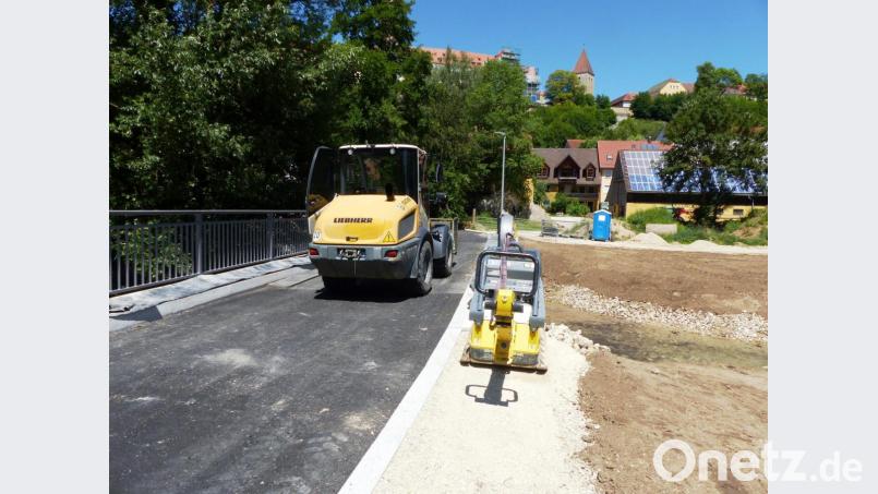 Die neue Brücke über die renaturierte Lauterach ist asphaltiert. Bild: jp
