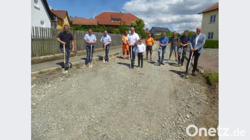 Mit dem Spatenstich wurde der Startschuss für den Vollausbau in der Bodenäcker-Siedlung gegeben. Bild: mad