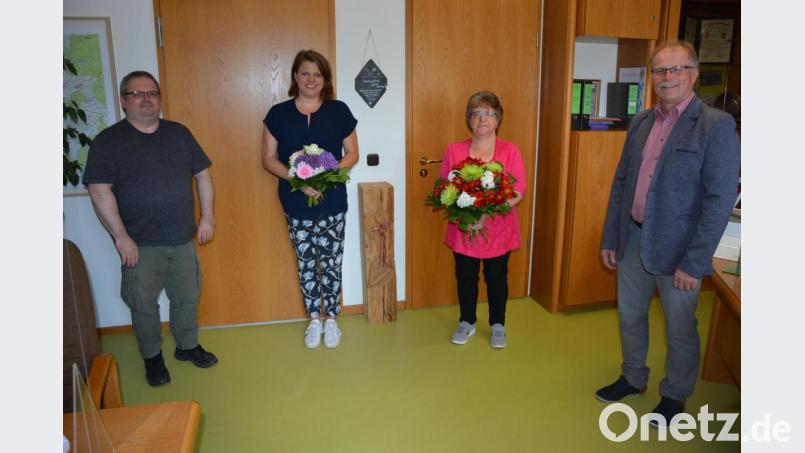 Ihr 25-jähriges Dienstjubiläum als Raumpflegerin im Kinderhaus „Mutter vom guten Rat“ feierte Veronika Titz (Zweite von rechts). Dazu gab es Glückwünsche von Bürgermeister Max Bindl (rechts) sowie von Sachbearbeiter und Personalrat Thorsten Malikowski und Kinderhausleiterin Imke Steinert. Bild: jr