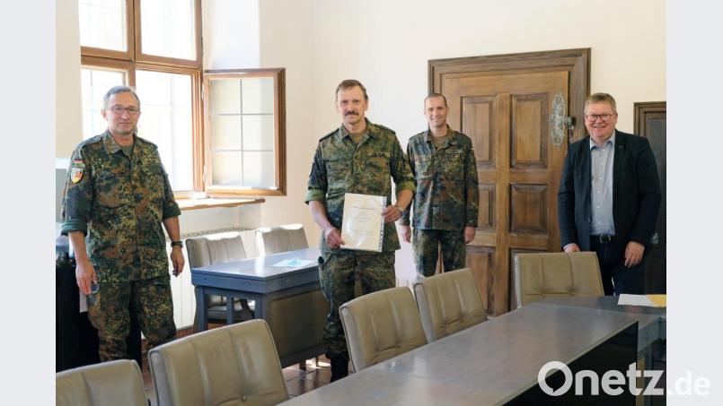 Oberbürgermeister Michael Cerny, Oberstleutnant Thorsten Klapp (von rechts) sowie Stephan Koller als Leiter des Kreisverbindungskommandos (links) mit dem frisch gebackenen Hauptmann der Reserve Franz Anton Sertl. Bild: Susanne Schwab/exb