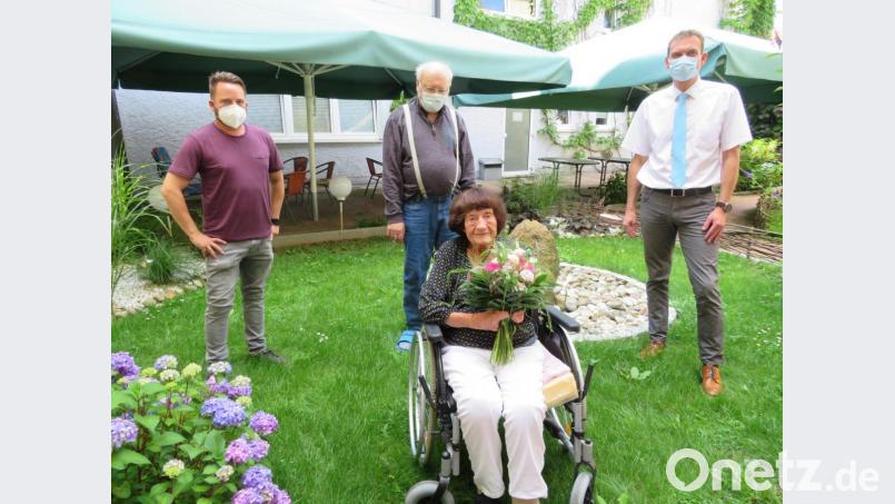 Bürgermeister Ernst Schicketanz (rechts) und Heimleiter Philipp Späth (links) gratulierten Helene Schaller (vorne), die von Konrad Seibt (hinten, Mitte) liebevoll umsorgt wird, zum 85. Geburtstag. Bild: adj