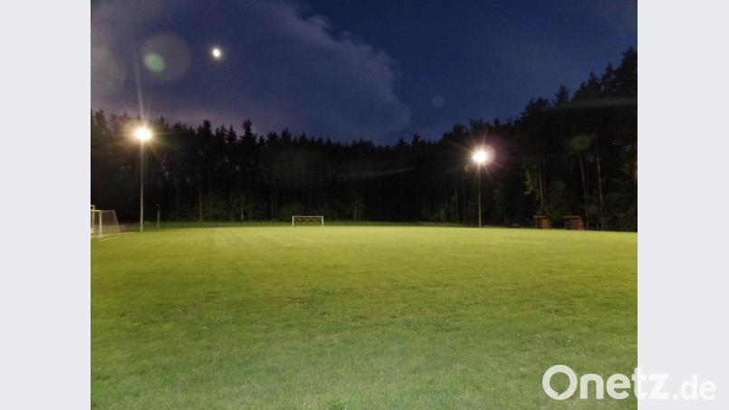 Eine neue LED-Anlage leuchtet den Trainingsplatz des SV Kauerhof mit 75 Lux praktisch taghell aus. Bild: bgü